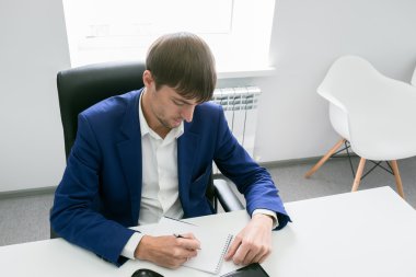 Adam bir defter ofiste yazma