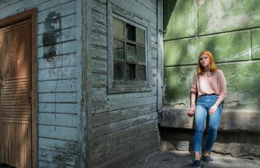 Yeşil duvar yakınındaki Kızıl saçlı kız