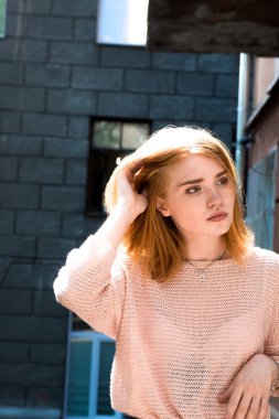 Kızıl saçlı kız sokakta ayakta