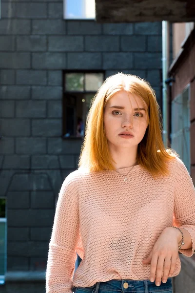 Ayakta ve kameraya bakarak kız