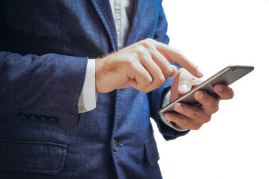 bir akıllı cep telefonu kullanarak iş adamı