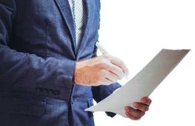 İşadamı belgeyi imzalar