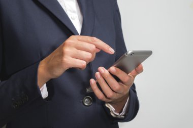 bir akıllı cep telefonu kullanarak iş adamı