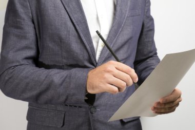 İşadamı belgeyi imzalar