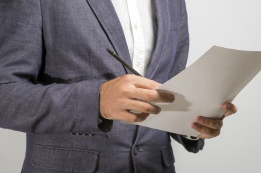 İşadamı belgeyi imzalar