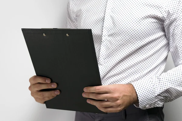 Бизнесмен с планшетом в руках — стоковое фото