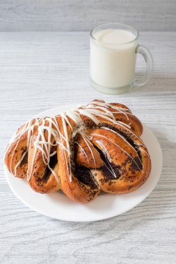 Tatlı rulo ve bardak süt