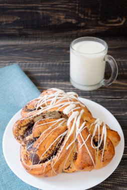 Tatlı rulo ve bardak süt