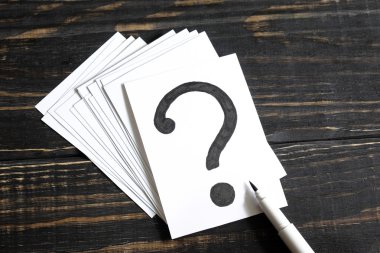 kağıt üzerinde soru işareti