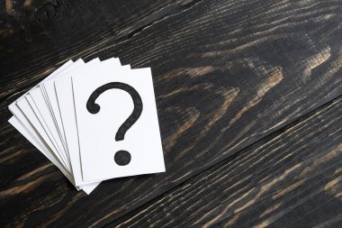 kağıt üzerinde soru işareti