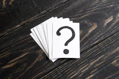 kağıt üzerinde soru işareti