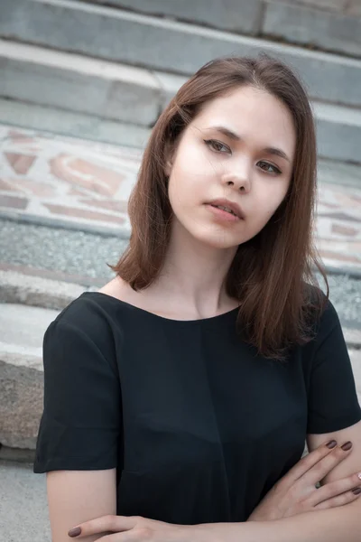 La chica sentada en las escaleras —  Fotos de Stock