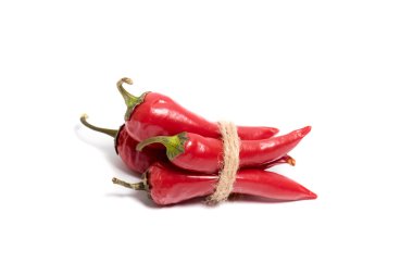 Beyaz arka planda kırmızı biberler