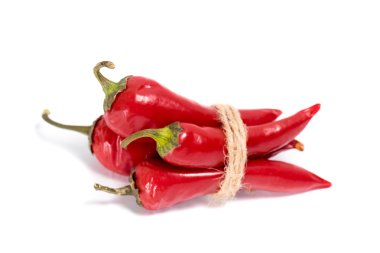 Beyaz arka planda kırmızı biberler