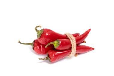 Beyaz arka planda kırmızı biberler