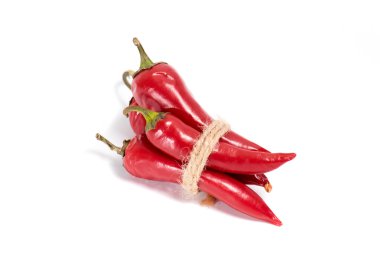 Beyaz arka planda kırmızı biberler