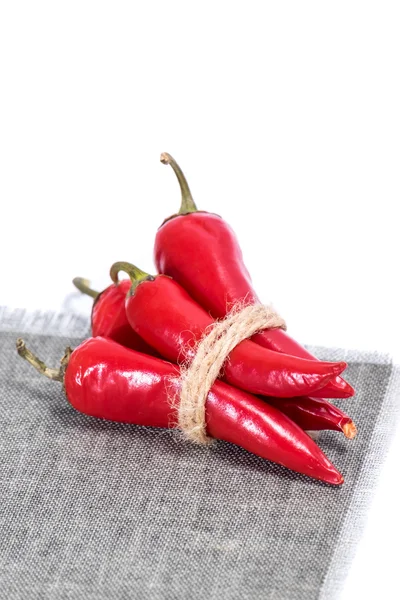 Beyaz arka planda kırmızı biberler