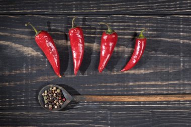 Ahşap arka plan üzerinde kırmızı biber