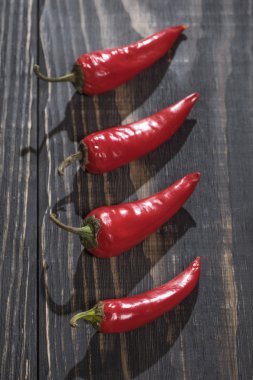 Ahşap arka plan üzerinde kırmızı biber