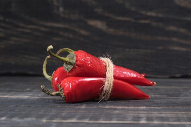 Ahşap arka plan üzerinde kırmızı biber