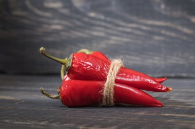 Ahşap arka plan üzerinde kırmızı biber