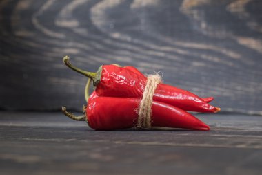 Ahşap arka plan üzerinde kırmızı biber