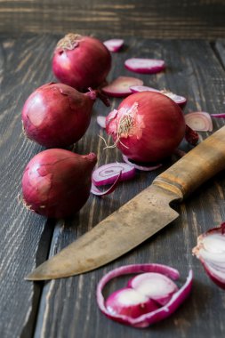Kırmızı soğan ve bıçak
