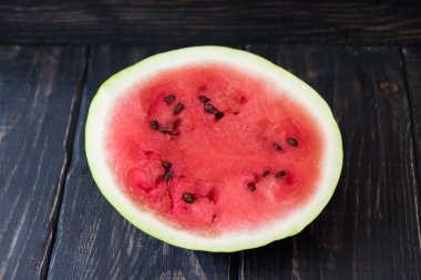 Eski ahşap masa karpuz