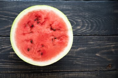 Eski ahşap masa karpuz