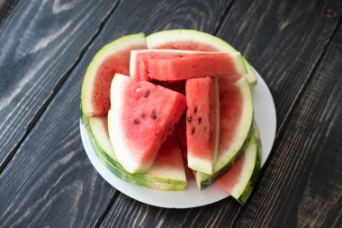 Beyaz bir tabak içinde karpuz dilimleri