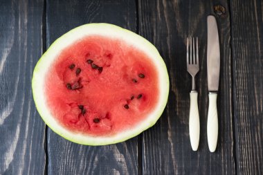 Yarısı karpuz çatal ve bıçak