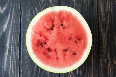 Eski ahşap masa karpuz