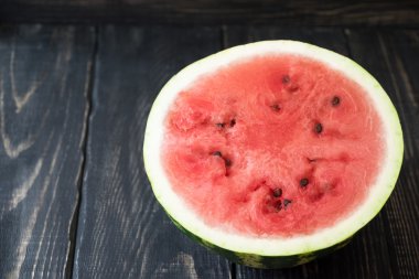 Eski ahşap masa karpuz