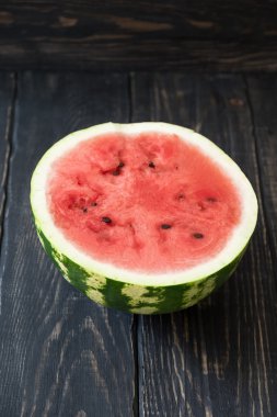 Eski ahşap masa karpuz