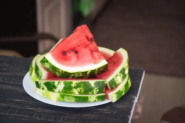 Tranches de pastèque dans une assiette blanche — Photo