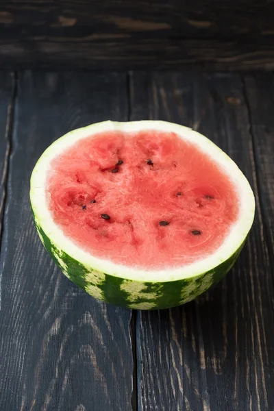 Eski ahşap masa karpuz