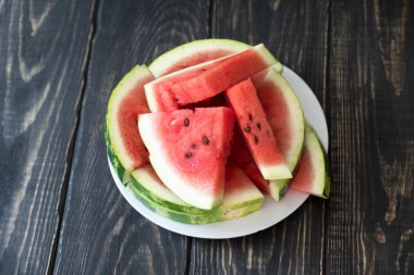 Beyaz bir tabak içinde karpuz dilimleri