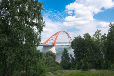 Novosibirsk City renkli kırmızı köprü