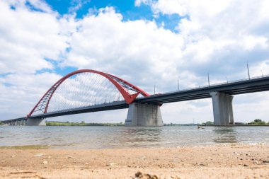 Novosibirsk şehirde kırmızı köprü