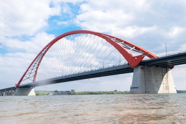 Novosibirsk şehirde kırmızı köprü