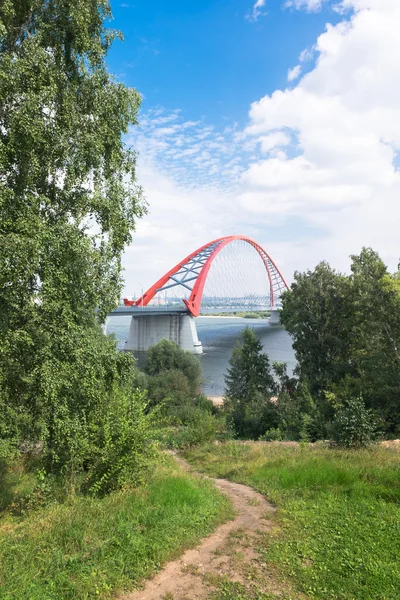 Colorido puente rojo en la ciudad de Novosibirsk — Foto de Stock