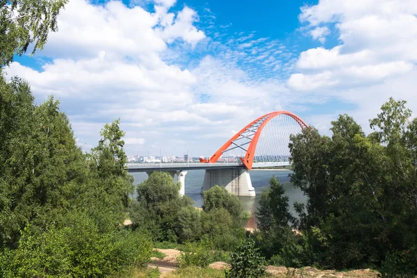 Colorido puente rojo en la ciudad de Novosibirsk — Foto de Stock
