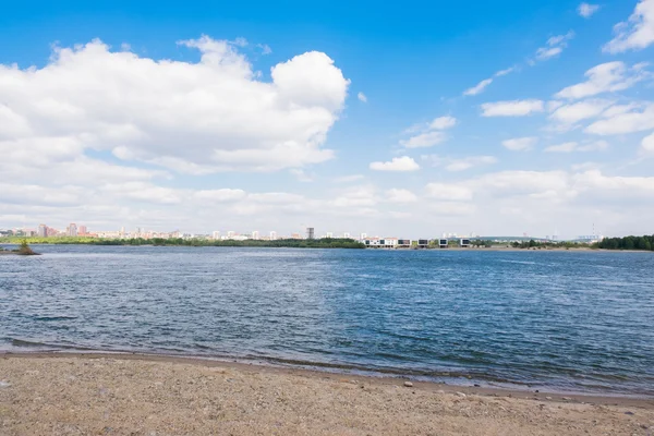 La orilla arenosa del río — Foto de Stock