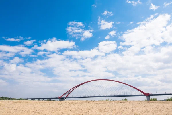 De rode brug in Novosibirsk stad — Stockfoto