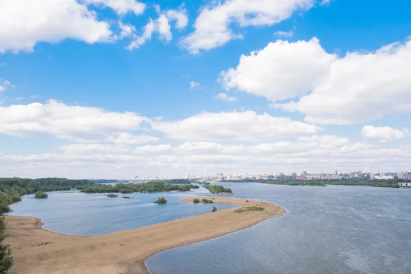 Řeka ve městě Novosibirsk v létě — Stock fotografie