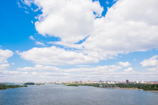 Rivier in Novosibirsk stad in de zomer — Stockfoto