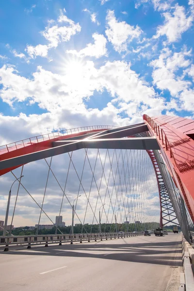 El puente rojo en Novosibirsk ciudad —  Fotos de Stock