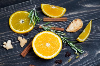 Kahverengi ahşap zemin üzerinde turuncu meyve