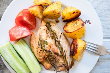 Bir tabakta sebze ile pişmiş tavuk