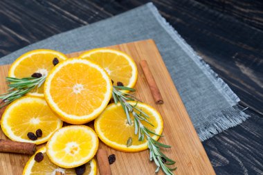 Kahverengi ahşap zemin üzerinde turuncu meyve